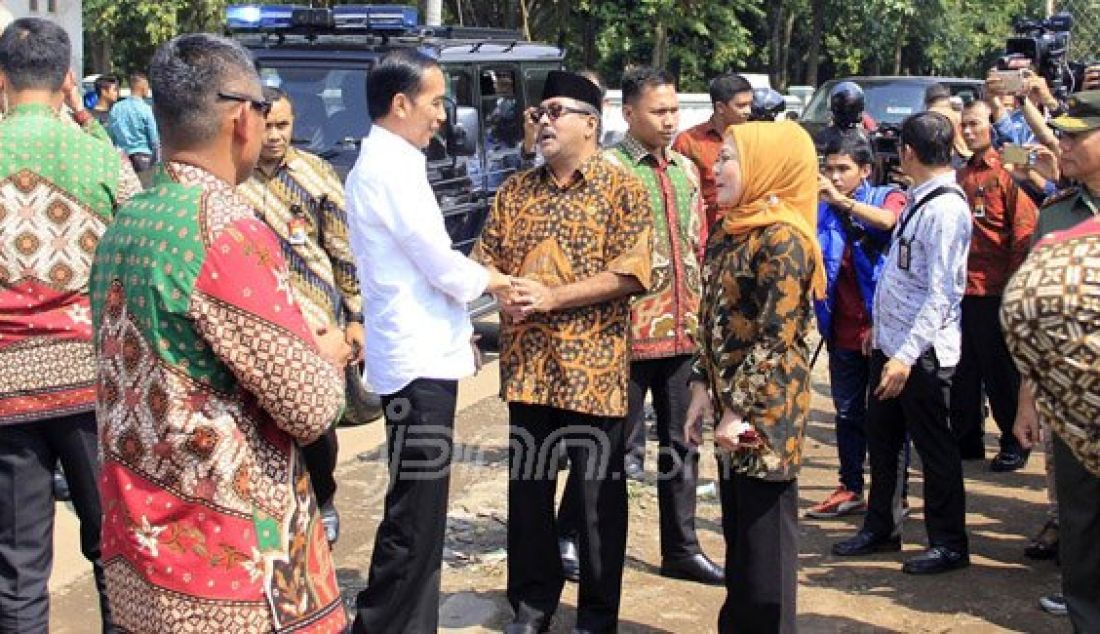 Presiden Joko Widodo bersalaman dengan Gubernur Banten Rano Karno saat tiba di Kampung Kebanyakan, Kelurahan Sukawani, Kecamatan Serang, Kamis (30/6). Foto: Yan Cikal/Radar Banten - JPNN.com