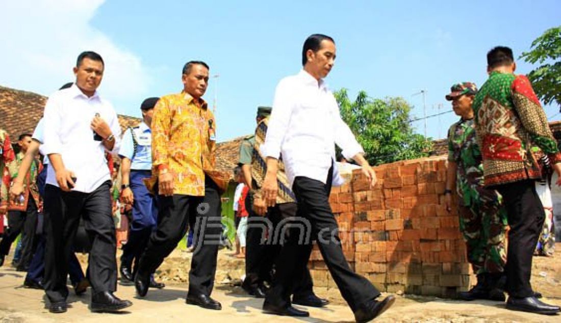 Presiden Joko Widodo sedang berjalan mengitari pemukiman rumah warga Kampung Kebanyakan, Kota Serang, Kamis (30/6). Jokowi berkunjung ke Banten untuk memberikan sembako menjelang hari raya Idul Fitri. Foto: Dziki/Banten Pos - JPNN.com