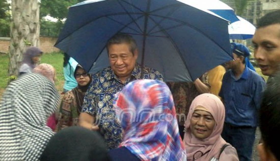 Presiden ke-6 RI, Susilo Bambang Yudhoyono (SBY), Rabu (29/6) menyapa warga Cikeas, Gunungputri, Bogor. SBY sengaja menghabiskan momen ngabuburit di lingkungan sekitar rumahnya sembari membagikan 2.000 paket sembako murah. Foto: Aziz/Radar Bogor - JPNN.com