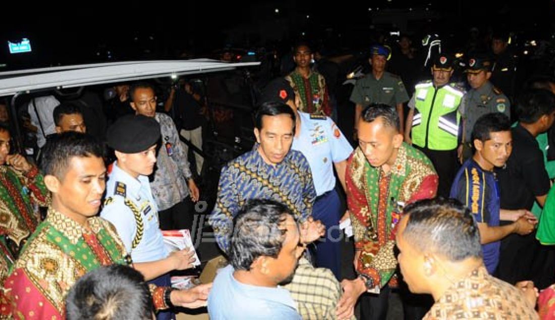 Presiden Jokowi membagikan paket sembako kepada masyarakat Bogor, Kamis (30/6). Presiden memberikan paket-paket tersebut di depan pintu utama Istana Bogor. Isi paket sembako berisikan 5 kilogram beras, 1 kilogram gula pasir, 1 kotak teh celup dan 1 liter minyak goreng. Foto: Nelvi/Radar Bogor - JPNN.com