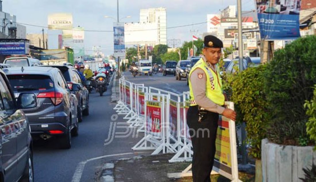 Pihak kepolisian Cirebon Kota mulai memasang trailing di tempat putar arah, Kamis (30/6). Hal ini dilakukan untuk menghindari kemacetan dan kecelakaan saat terjadi puncak arus mudik nanti. Foto: Andri/Radar Cirebon - JPNN.com