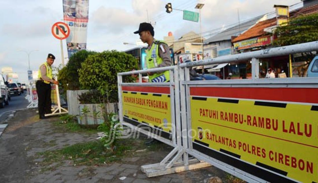 Pihak kepolisian Cirebon Kota mulai memasang trailing di tempat putar arah, Kamis (30/6). Hal ini dilakukan untuk menghindari kemacetan dan kecelakaan saat terjadi puncak arus mudik nanti. Foto: Andri/Radar Cirebon - JPNN.com