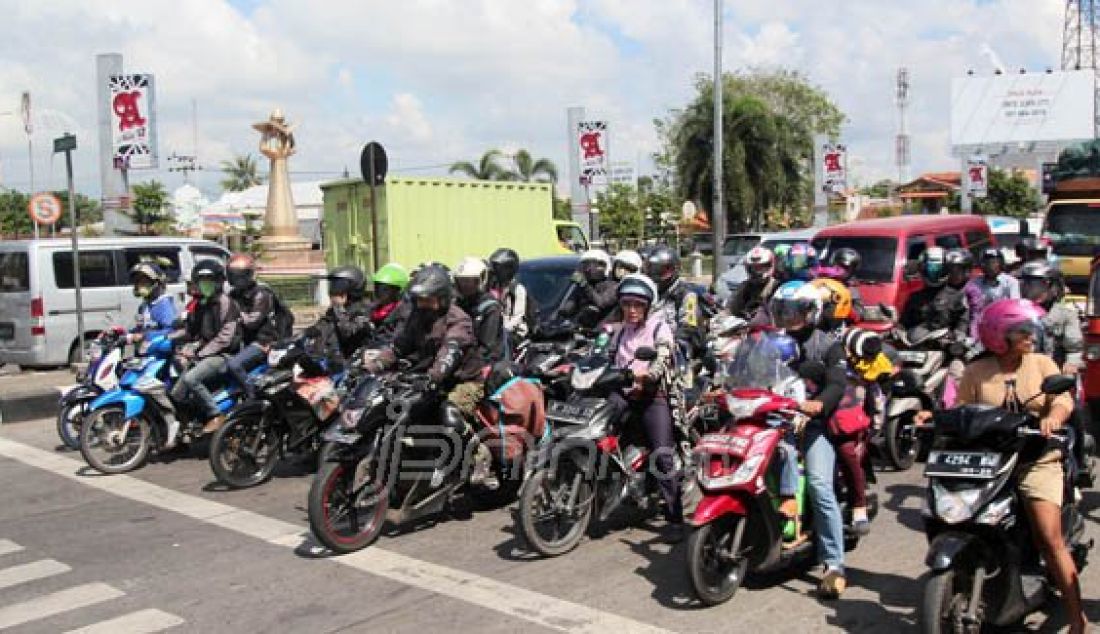MULAI RAMAI: Para pemudik yang menggunakan roda dua mulai ramai melintas di Kota Cirebon. Tampak roda dua berjejer di lampu merah di depan terminal Harjamukti, Cirebon, Kamis (30/6). Foto: Okri/Radar Cirebon - JPNN.com