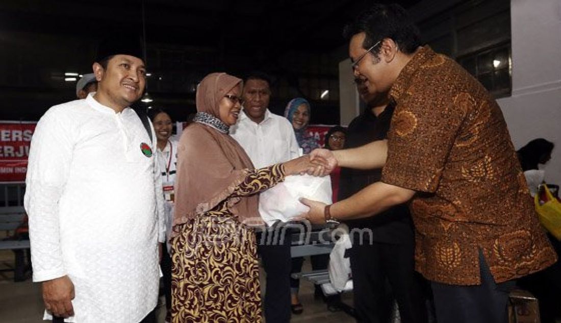 Wakil Sekjen DPP PDI Perjuangan bidang Kerakyatan, Eriko Sotarduga, saat memberangkatkan para pemudik di Stasiun Pasar Senen, Jumat (1/7). DPP PDI Perjuangan memberangkatkan mudik gelombang pertama, tujuan Semarang, pukul 19.45 WIB. Besok pukul 11.00 WIB dalam satu rangkaian kereta api menuju Kediri. Besok puncak mudik PDIP, karena ada sekitar 70 bus untuk tujuan seluruh Jawa Tengah, Jawa Timur dan dua kabupaten di Lampung (3 bus). Total pemudik yang diberangkatkan PDIP berjumlah 4.500 orang. Foto : Ricardo/JPNN.com - JPNN.com