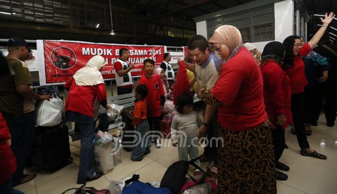 Wakil Sekjen DPP PDI Perjuangan bidang Kerakyatan, Eriko Sotarduga, saat memberangkatkan para pemudik di Stasiun Pasar Senen, Jumat (1/7). DPP PDI Perjuangan memberangkatkan mudik gelombang pertama, tujuan Semarang, pukul 19.45 WIB. Besok pukul 11.00 WIB dalam satu rangkaian kereta api menuju Kediri. Besok puncak mudik PDIP, karena ada sekitar 70 bus untuk tujuan seluruh Jawa Tengah, Jawa Timur dan dua kabupaten di Lampung (3 bus). Total pemudik yang diberangkatkan PDIP berjumlah 4.500 orang. Foto : Ricardo/JPNN.com - JPNN.com