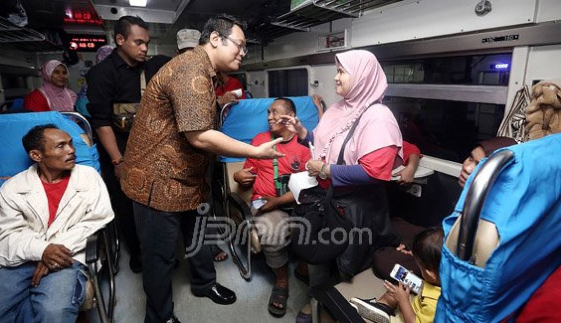 Wakil Sekjen DPP PDI Perjuangan bidang Kerakyatan, Eriko Sotarduga, saat memberangkatkan para pemudik di Stasiun Pasar Senen, Jumat (1/7). DPP PDI Perjuangan memberangkatkan mudik gelombang pertama, tujuan Semarang, pukul 19.45 WIB. Besok pukul 11.00 WIB dalam satu rangkaian kereta api menuju Kediri. Besok puncak mudik PDIP, karena ada sekitar 70 bus untuk tujuan seluruh Jawa Tengah, Jawa Timur dan dua kabupaten di Lampung (3 bus). Total pemudik yang diberangkatkan PDIP berjumlah 4.500 orang. Foto : Ricardo/JPNN.com - JPNN.com