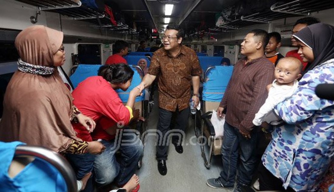 Wakil Sekjen DPP PDI Perjuangan bidang Kerakyatan, Eriko Sotarduga, saat memberangkatkan para pemudik di Stasiun Pasar Senen, Jumat (1/7). DPP PDI Perjuangan memberangkatkan mudik gelombang pertama, tujuan Semarang, pukul 19.45 WIB. Besok pukul 11.00 WIB dalam satu rangkaian kereta api menuju Kediri. Besok puncak mudik PDIP, karena ada sekitar 70 bus untuk tujuan seluruh Jawa Tengah, Jawa Timur dan dua kabupaten di Lampung (3 bus). Total pemudik yang diberangkatkan PDIP berjumlah 4.500 orang. Foto : Ricardo/JPNN.com - JPNN.com