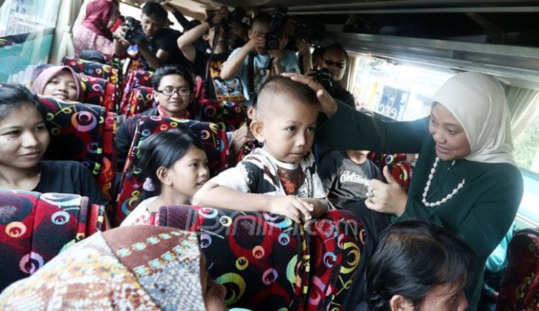 Ketua Fraksi PKB Ida Fauziyah melepas rombongan mudik gratis bersama PKB di Taman Ismail Marzuki, Jakarta, Jumat (1/7). PKB memberangkatkan mudik gratis ke Jawa Timur, Jawa Tengah dan Daerah Istimewa Yogyakarta, ini merupakan mudik gratis kelima kalinya. Foto : Ricardo/JPNN.com - JPNN.com