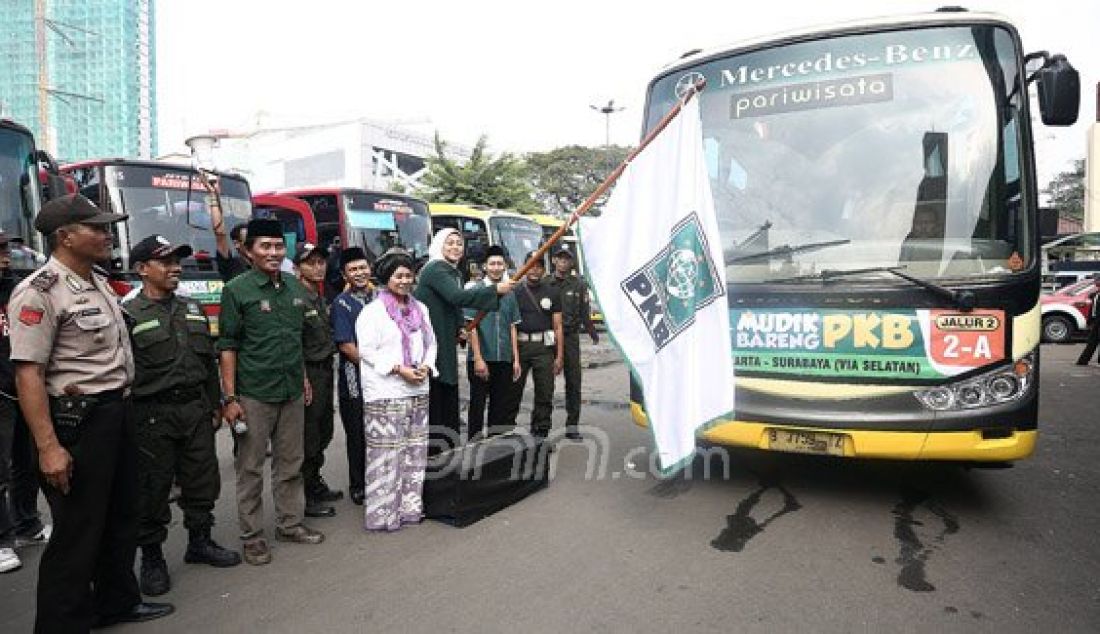 Ketua Fraksi PKB Ida Fauziyah melepas rombongan mudik gratis bersama PKB di Taman Ismail Marzuki, Jakarta, Jumat (1/7). PKB memberangkatkan mudik gratis ke Jawa Timur, Jawa Tengah dan Daerah Istimewa Yogyakarta, ini merupakan mudik gratis kelima kalinya. Foto : Ricardo/JPNN.com - JPNN.com