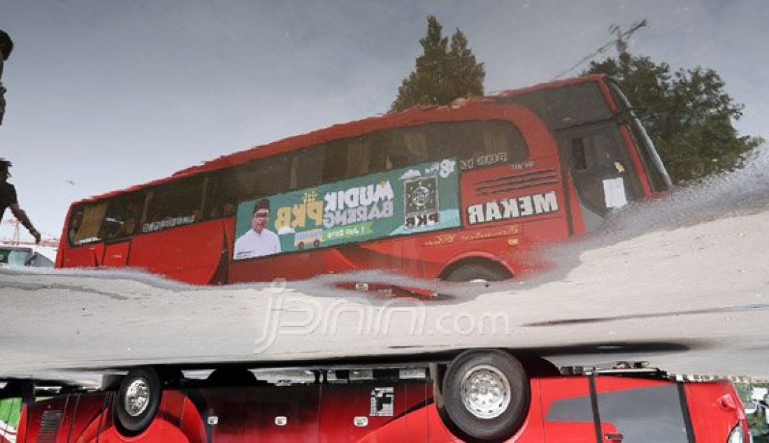 Ketua Fraksi PKB Ida Fauziyah melepas rombongan mudik gratis bersama PKB di Taman Ismail Marzuki, Jakarta, Jumat (1/7). PKB memberangkatkan mudik gratis ke Jawa Timur, Jawa Tengah dan Daerah Istimewa Yogyakarta, ini merupakan mudik gratis kelima kalinya. Foto : Ricardo/JPNN.com - JPNN.com