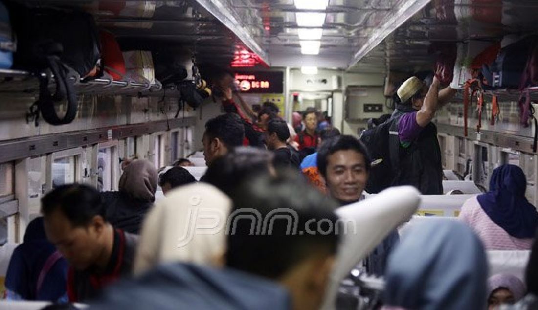 Calon pemudik memadati Stasiun Senen, Jakarta, Jumat (1/7). Puncak arus mudik diprediksikan akan terjadi pada H-3 Lebaran 2016. Foto : Ricardo/JPNN.com - JPNN.com