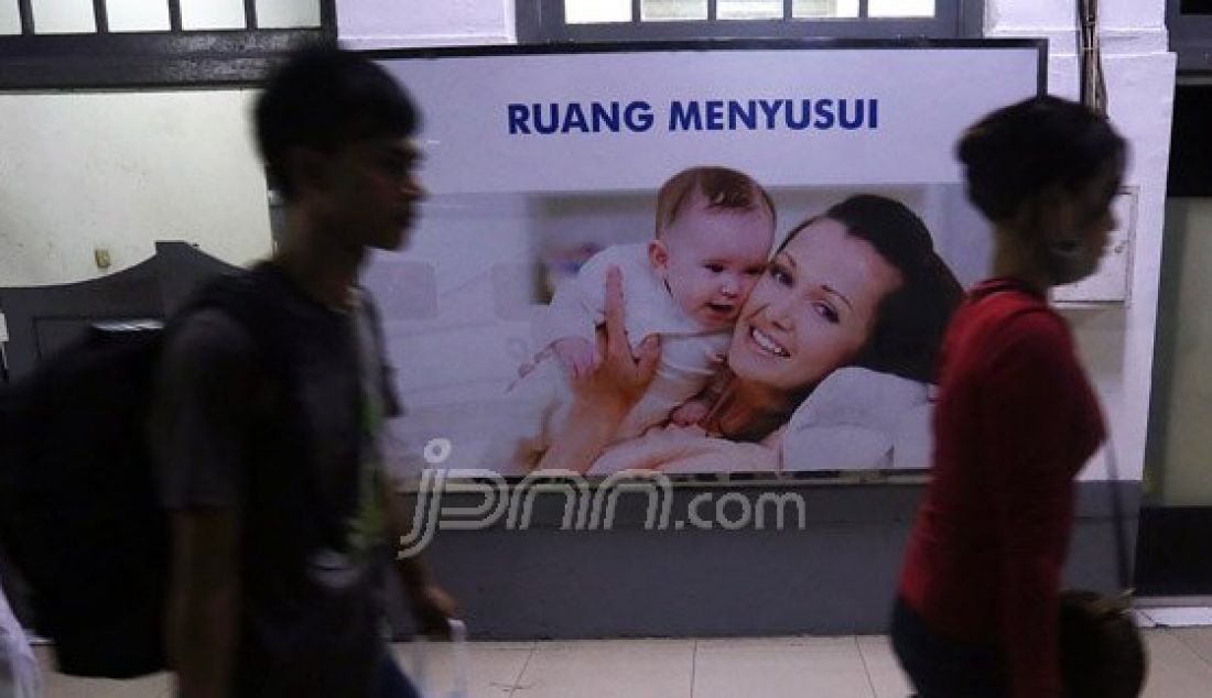Calon pemudik memadati Stasiun Senen, Jakarta, Jumat (1/7). Puncak arus mudik diprediksikan akan terjadi pada H-3 Lebaran 2016. Foto : Ricardo/JPNN.com - JPNN.com