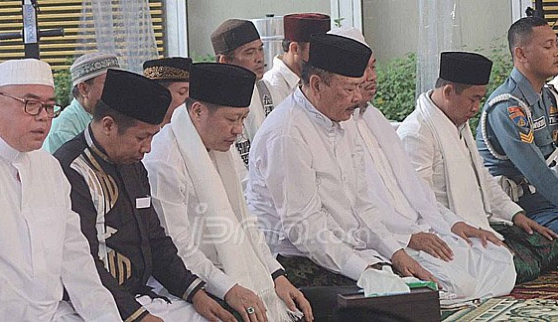 Wakil Ketua Umum DPP PPP Humprey Djemat saat mengikuti sholat ied bersama pengurus DPP PPP dan warga sekitar di kantor DPP PPP, Jakarta, Rabu (6/7). Kegiatan shalat ied bersama warga sekitar dan para pengurus DPP ini bertujuan meningkatkan tali silahturahim para dengan warga sekitar dalam merakabidul fitri. Foto : Ricardo/JPNN.com - JPNN.com