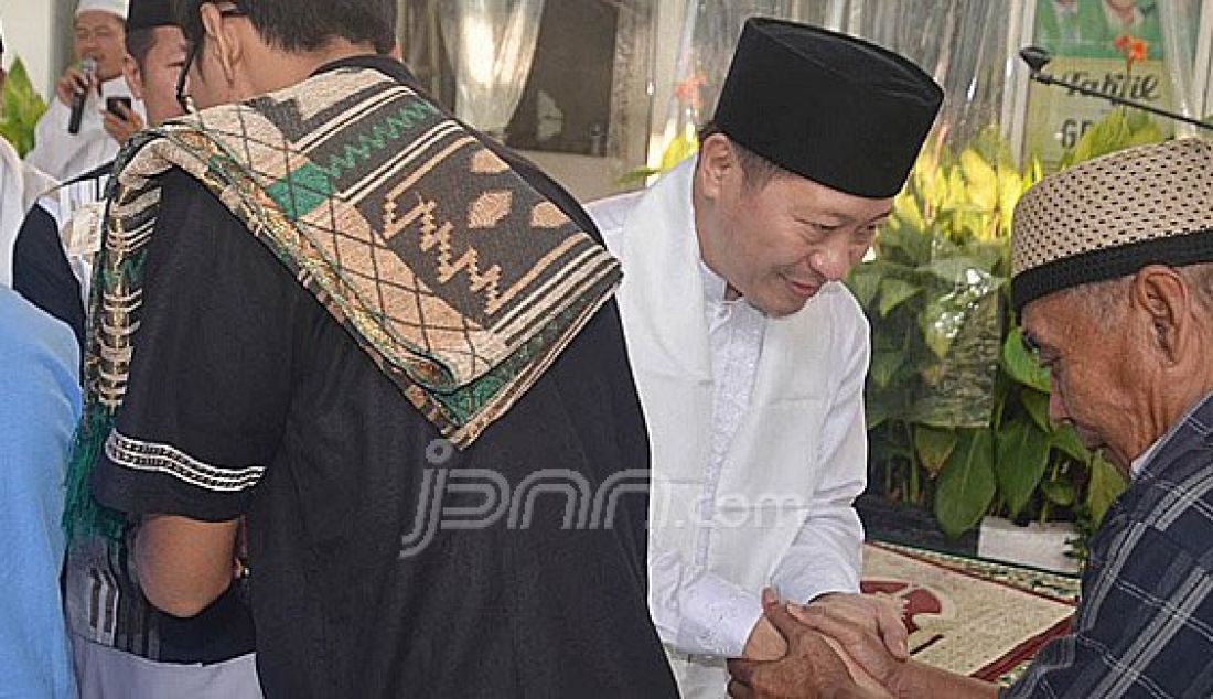 Wakil Ketua Umum DPP PPP Humprey Djemat saat mengikuti sholat ied bersama pengurus DPP PPP dan warga sekitar di kantor DPP PPP, Jakarta, Rabu (6/7). Kegiatan shalat ied bersama warga sekitar dan para pengurus DPP ini bertujuan meningkatkan tali silahturahim para dengan warga sekitar dalam merakabidul fitri. Foto : Ricardo/JPNN.com - JPNN.com