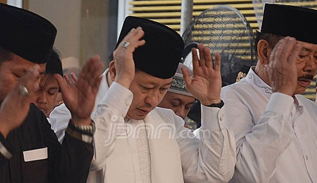 Wakil Ketua Umum DPP PPP Humprey Djemat saat mengikuti sholat ied bersama pengurus DPP PPP dan warga sekitar di kantor DPP PPP, Jakarta, Rabu (6/7). Kegiatan shalat ied bersama warga sekitar dan para pengurus DPP ini bertujuan meningkatkan tali silahturahim para dengan warga sekitar dalam merakabidul fitri. Foto : Ricardo/JPNN.com - JPNN.com