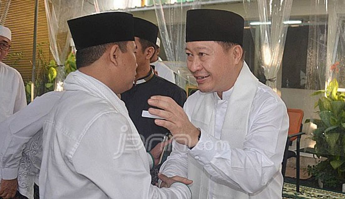 Wakil Ketua Umum DPP PPP Humprey Djemat saat mengikuti sholat ied bersama pengurus DPP PPP dan warga sekitar di kantor DPP PPP, Jakarta, Rabu (6/7). Kegiatan shalat ied bersama warga sekitar dan para pengurus DPP ini bertujuan meningkatkan tali silahturahim para dengan warga sekitar dalam merakabidul fitri. Foto : Ricardo/JPNN.com - JPNN.com