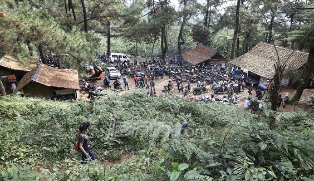 Warga memadati Kawasan Pendakian Kawah Ratu Gunung Salak, Kabupaten Bogor, Jawa Barat, Sabtu (9/7). Mereka memanfaatkan liburan hari raya Idul Fitri dikawasan tersebut dengan mandi di air terjun, berkemah dan Kawah Ratu. Foto : Ricardo/JPNN.com - JPNN.com