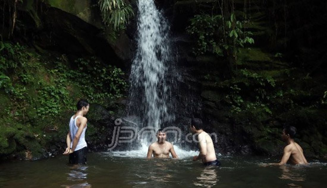 Warga memadati Kawasan Pendakian Kawah Ratu Gunung Salak, Kabupaten Bogor, Jawa Barat, Sabtu (9/7). Mereka memanfaatkan liburan hari raya Idul Fitri dikawasan tersebut dengan mandi di air terjun, berkemah dan Kawah Ratu. Foto : Ricardo/JPNN.com - JPNN.com