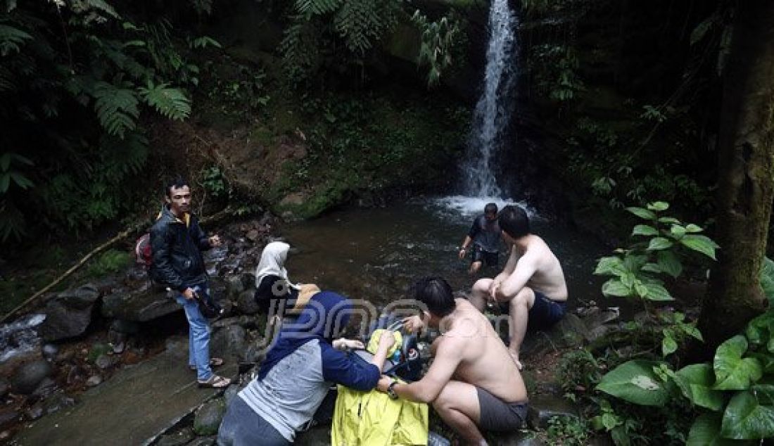 Warga memadati Kawasan Pendakian Kawah Ratu Gunung Salak, Kabupaten Bogor, Jawa Barat, Sabtu (9/7). Mereka memanfaatkan liburan hari raya Idul Fitri dikawasan tersebut dengan mandi di air terjun, berkemah dan Kawah Ratu. Foto : Ricardo/JPNN.com - JPNN.com