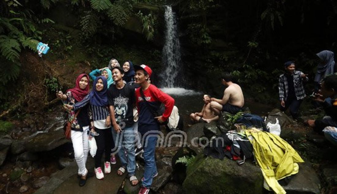 Warga memadati Kawasan Pendakian Kawah Ratu Gunung Salak, Kabupaten Bogor, Jawa Barat, Sabtu (9/7). Mereka memanfaatkan liburan hari raya Idul Fitri dikawasan tersebut dengan mandi di air terjun, berkemah dan Kawah Ratu. Foto : Ricardo/JPNN.com - JPNN.com