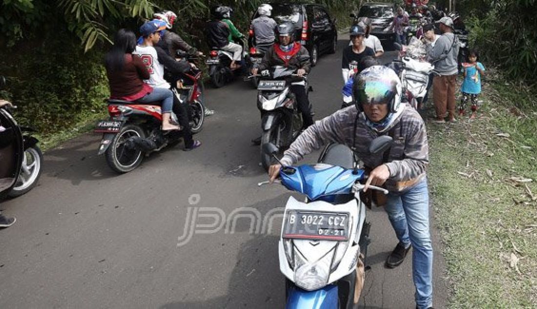 Pengendara roda dua dan roda empat memadati Kawasan Wisata Gunung Salak Endah, Kabupaten Bogor, Jawa Barat, Sabtu (9/7). Kepadatan tersebut disebabkan warga memanfaatkan liburan Hari Raya Idul Fitri. Foto : Ricardo/JPNN.com - JPNN.com