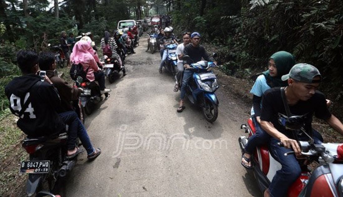 Pengendara roda dua dan roda empat memadati Kawasan Wisata Gunung Salak Endah, Kabupaten Bogor, Jawa Barat, Sabtu (9/7). Kepadatan tersebut disebabkan warga memanfaatkan liburan Hari Raya Idul Fitri. Foto : Ricardo/JPNN.com - JPNN.com