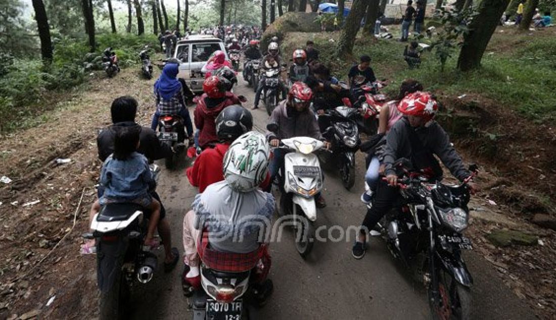 Pengendara roda dua dan roda empat memadati Kawasan Wisata Gunung Salak Endah, Kabupaten Bogor, Jawa Barat, Sabtu (9/7). Kepadatan tersebut disebabkan warga memanfaatkan liburan Hari Raya Idul Fitri. Foto : Ricardo/JPNN.com - JPNN.com