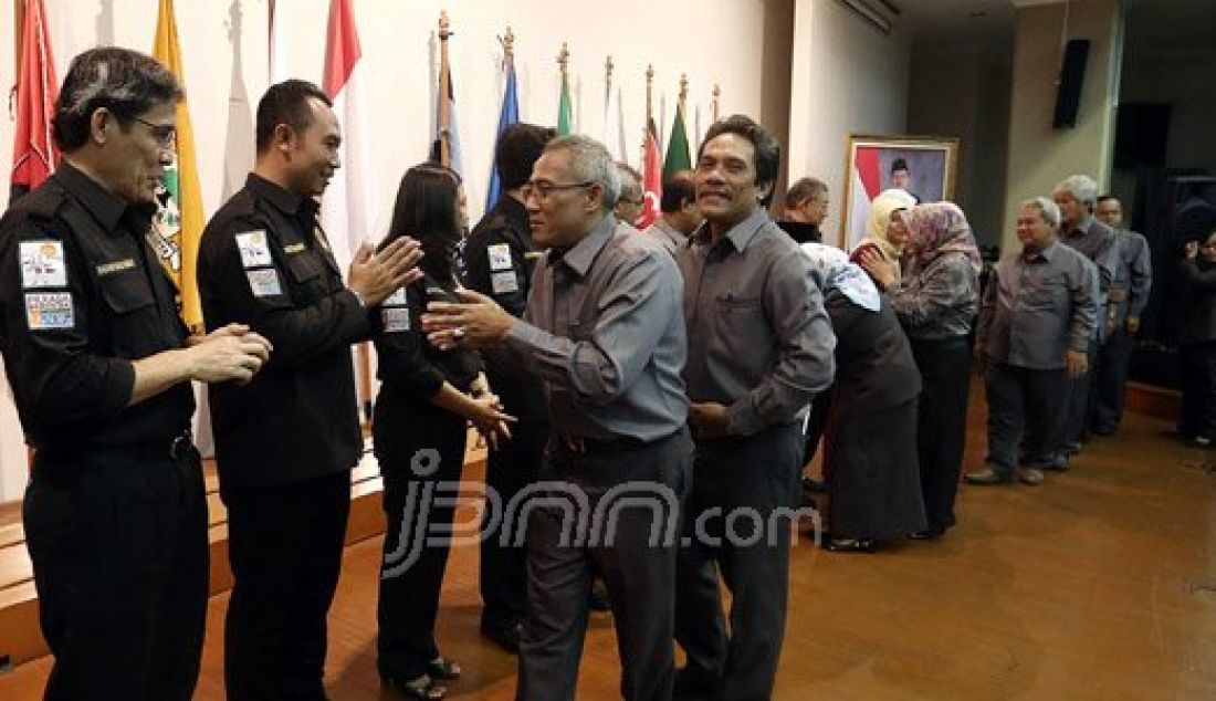 (Kiri) Komisioner KPU Hadar Nafis Gumay, Sigit Pamungkas, Ida Budhiati, Arief Budiman, dan Ferry Kurnia Rizkiyansyah saat halal bi halal bersama karyawan Komisi Pemilihan Umum (KPU), Jakarta, Senin (11/7). Halal bi halal tahun ini tanpa Ketua KPU yang telah meninggal dunia. Foto: Ricardo/JPNN.com - JPNN.com