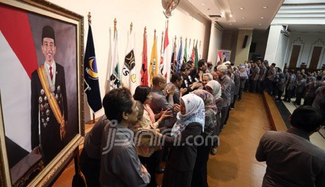 (Kiri) Komisioner KPU Hadar Nafis Gumay, Sigit Pamungkas, Ida Budhiati, Arief Budiman, dan Ferry Kurnia Rizkiyansyah saat halal bi halal bersama karyawan Komisi Pemilihan Umum (KPU), Jakarta, Senin (11/7). Halal bi halal tahun ini tanpa Ketua KPU yang telah meninggal dunia. Foto: Ricardo/JPNN.com - JPNN.com