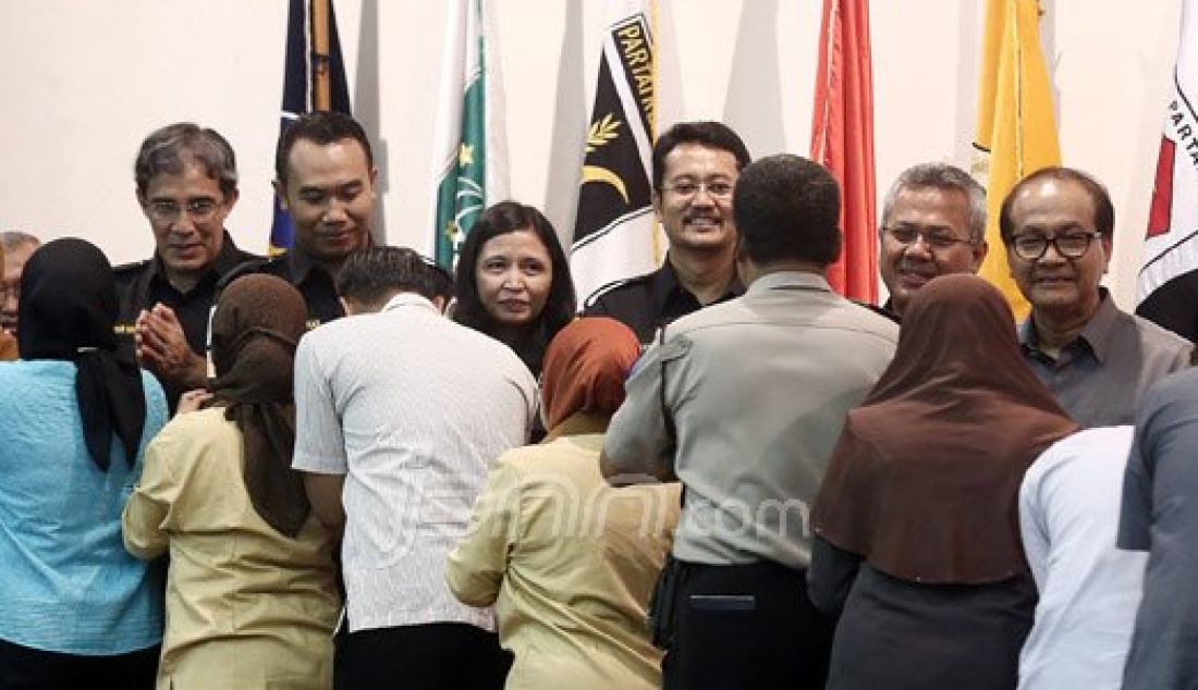 (Kiri) Komisioner KPU Hadar Nafis Gumay, Sigit Pamungkas, Ida Budhiati, Arief Budiman, dan Ferry Kurnia Rizkiyansyah saat halal bi halal bersama karyawan Komisi Pemilihan Umum (KPU), Jakarta, Senin (11/7). Halal bi halal tahun ini tanpa Ketua KPU yang telah meninggal dunia. Foto: Ricardo/JPNN.com - JPNN.com