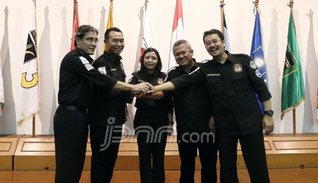 (Kiri) Komisioner KPU Hadar Nafis Gumay, Sigit Pamungkas, Ida Budhiati, Arief Budiman, dan Ferry Kurnia Rizkiyansyah saat halal bi halal bersama karyawan Komisi Pemilihan Umum (KPU), Jakarta, Senin (11/7). Halal bi halal tahun ini tanpa Ketua KPU yang telah meninggal dunia. Foto: Ricardo/JPNN.com - JPNN.com