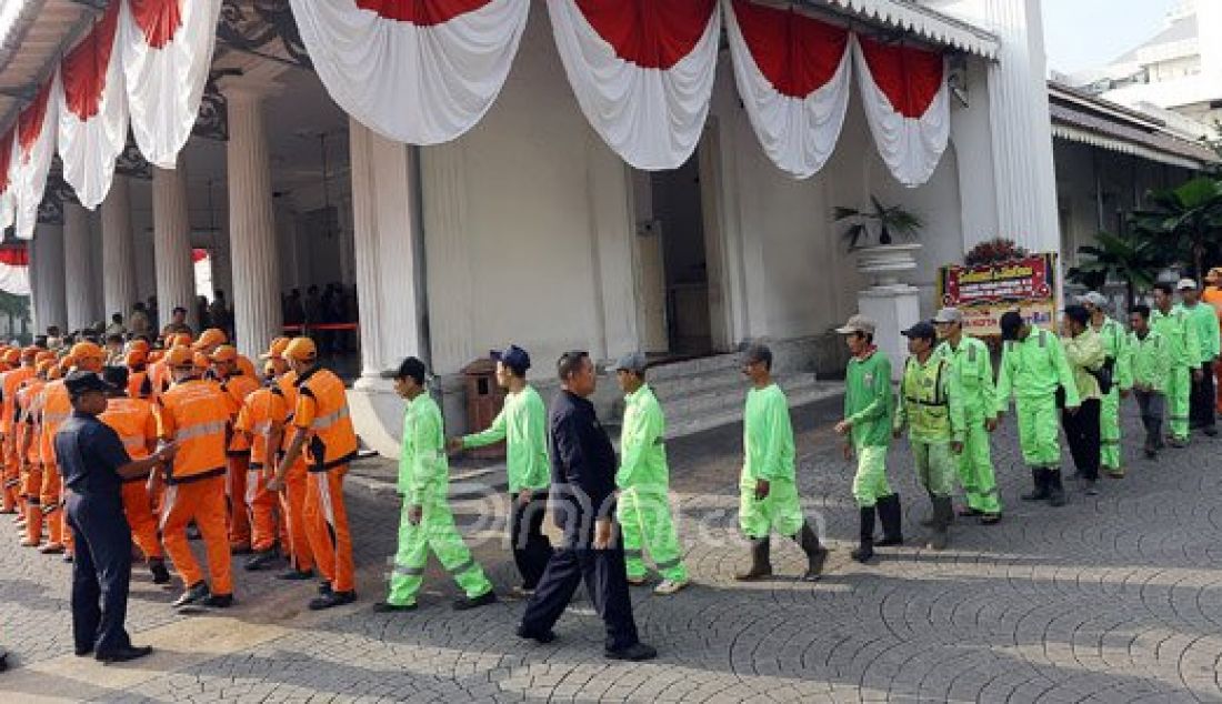 Petugas Kebersihan saat halal bi halal dengan Gubernur dan Wakil Gubernur DKI Jakarta di Kantor Balai Kota, Jakarta, Senin (11/7). Foto: Ricardo/JPNN.com - JPNN.com