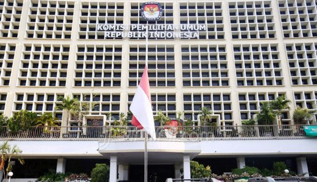 Bendera Merah Putih dikibarkan setengah tiang di Gedung Komisi Pemilihan Umum (KPU), Jakarta, Senin (11/7). Bendera setengah tiang tersebut ditujukan untuk berkabung atas tutup usianya Ketua KPU Husni Kamil Manik pada Kamis (7/7). Foto: Ricardo/JPNN - JPNN.com