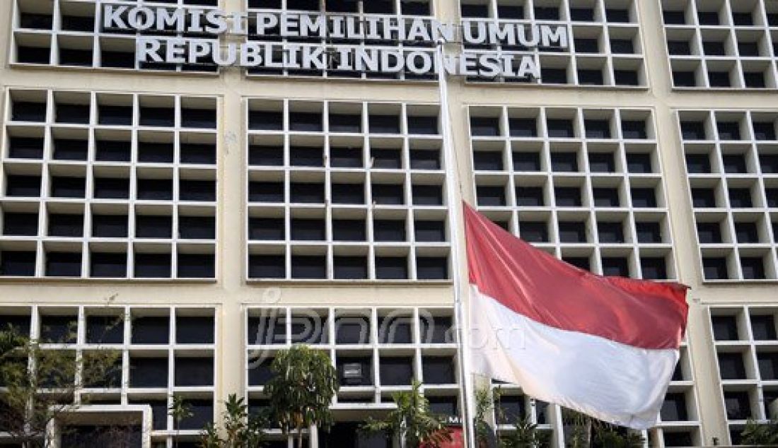 Bendera Merah Putih dikibarkan setengah tiang di Gedung Komisi Pemilihan Umum (KPU), Jakarta, Senin (11/7). Bendera setengah tiang tersebut ditujukan untuk berkabung atas tutup usianya Ketua KPU Husni Kamil Manik pada Kamis (7/7). Foto: Ricardo/JPNN - JPNN.com