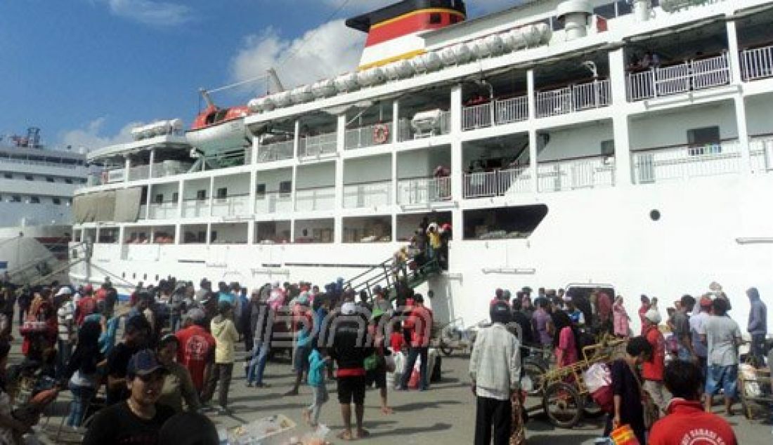 Ribuan penumpang memenuhi Pelabuhan Penumpang Samarinda, Senin (11/7). Foto: Zaki/Samarinda Pos - JPNN.com