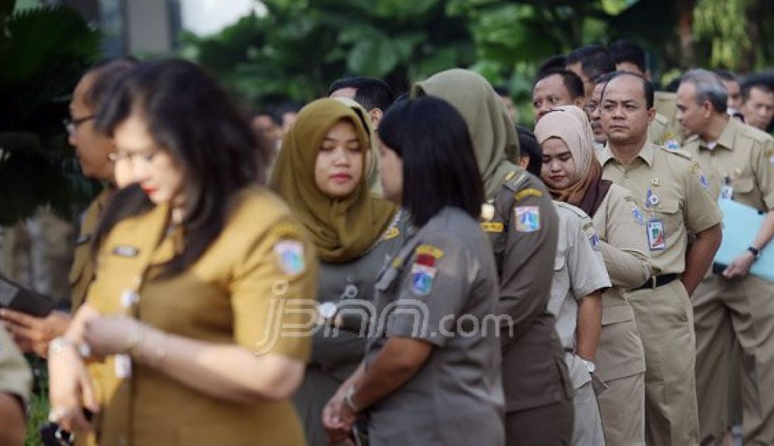 Para Pegawai negeri Sipil (PNS) di lingkungan pemerintah provinsi DKI Jakarta nampak mengantre untuk bersalaman dengan Gubernur dan Wakil GUbernur DKI Jakarta di kantor Balai Kota, Senin (11/7). Foto: Ricardo/JPNN.com - JPNN.com