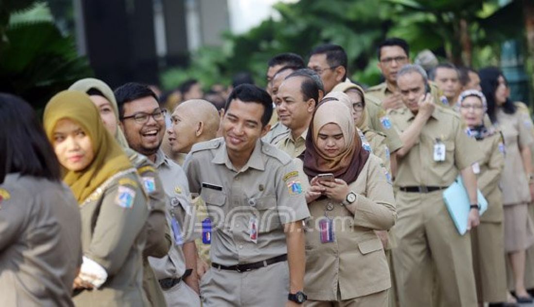 Para Pegawai negeri Sipil (PNS) di lingkungan pemerintah provinsi DKI Jakarta nampak mengantre untuk bersalaman dengan Gubernur dan Wakil GUbernur DKI Jakarta di kantor Balai Kota, Senin (11/7). Foto: Ricardo/JPNN.com - JPNN.com