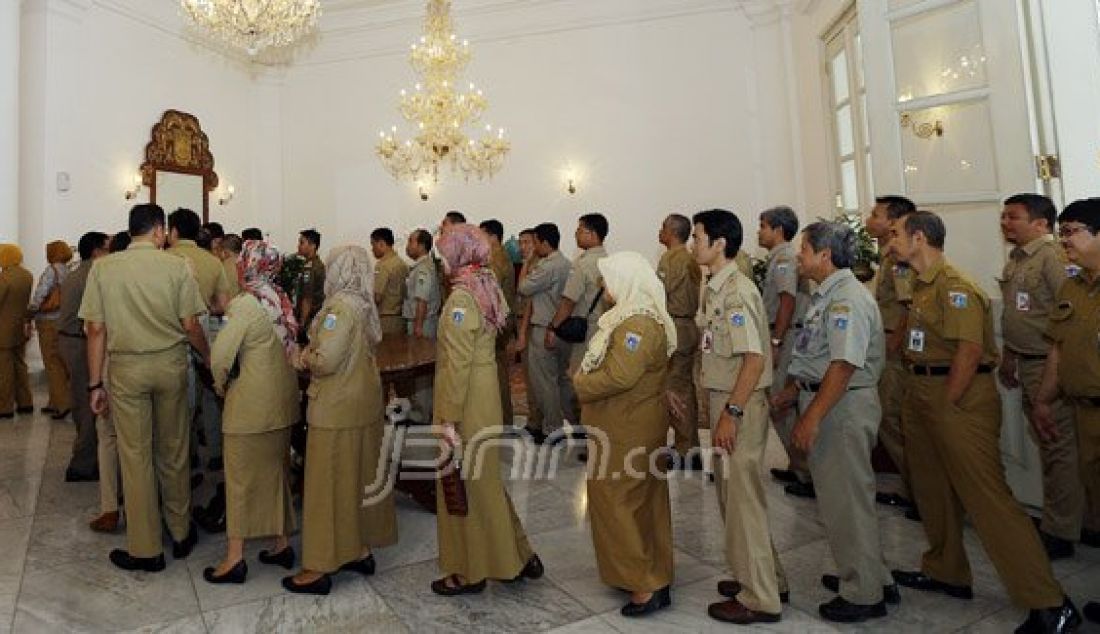 Para Pegawai negeri Sipil (PNS) di lingkungan pemerintah provinsi DKI Jakarta nampak mengantre untuk bersalaman dengan Gubernur dan Wakil GUbernur DKI Jakarta di kantor Balai Kota, Senin (11/7). Foto: Ricardo/JPNN.com - JPNN.com