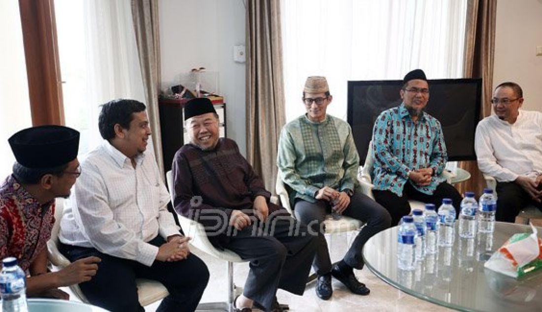 Bakal calon gubernur DKI Jakarta Sandiaga Salahuddin Uno saat menerima kunjungan Cendekiawan Muslim Prof Dr KH Didin Hafidhuddin dan ulama Majelis Pelayan Jakarta (MPJ), Jakarta, Selasa (12/7). Pertemuan tersebut memberikan dukungan kepada Sandiaga Salahuddin dan silatuhrahmi. Foto: Ricardo/JPNN.com - JPNN.com