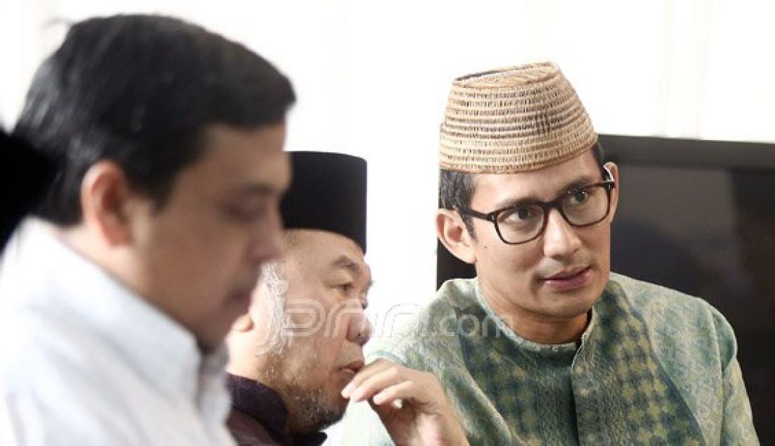 Bakal calon gubernur DKI Jakarta Sandiaga Salahuddin Uno saat menerima kunjungan Cendekiawan Muslim Prof Dr KH Didin Hafidhuddin dan ulama Majelis Pelayan Jakarta (MPJ), Jakarta, Selasa (12/7). Pertemuan tersebut memberikan dukungan kepada Sandiaga Salahuddin dan silatuhrahmi. Foto: Ricardo/JPNN.com - JPNN.com