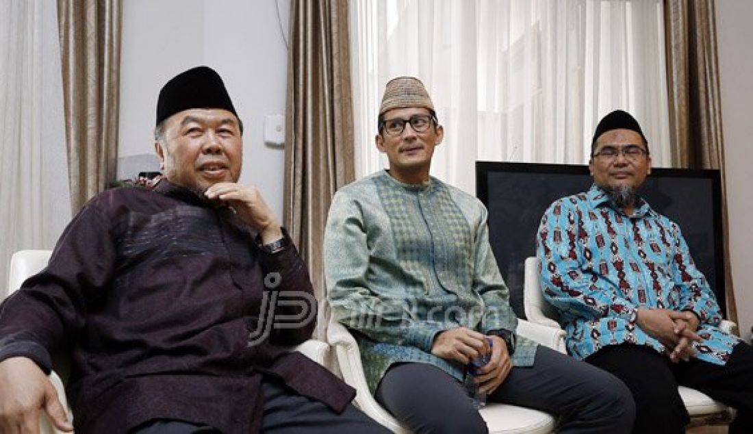 Bakal calon gubernur DKI Jakarta Sandiaga Salahuddin Uno saat menerima kunjungan Cendekiawan Muslim Prof Dr KH Didin Hafidhuddin dan ulama Majelis Pelayan Jakarta (MPJ), Jakarta, Selasa (12/7). Pertemuan tersebut memberikan dukungan kepada Sandiaga Salahuddin dan silatuhrahmi. Foto: Ricardo/JPNN.com - JPNN.com