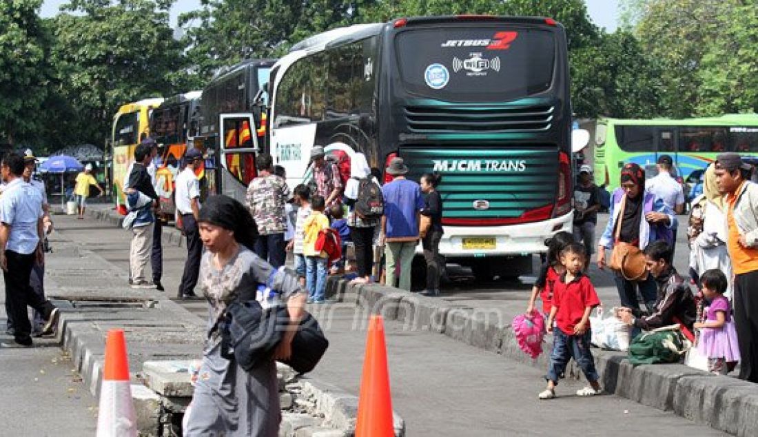 Pemudik tiba di Terminal Pulo Gadung, Jakarta, Senin (11/7). Pada H+5 lebaran, Terminal Pulo Gadung masih dipadati para pemudik. Foto: Ricardo/JPNN.com - JPNN.com