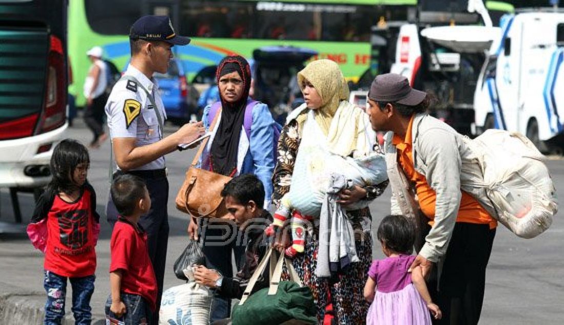 Pemudik tiba di Terminal Pulo Gadung, Jakarta, Senin (11/7). Pada H+5 lebaran, Terminal Pulo Gadung masih dipadati para pemudik. Foto: Ricardo/JPNN.com - JPNN.com