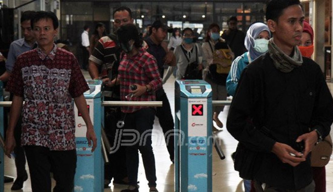 Pekerja kantoran saat turun dari KRL di Stasiun Sudirman, Jakarta, Senin (11/7). Hari ini merupakan hari pertama masuk kerja setelah libur lebaran 2016. Foto : Ricardo/JPNN.com - JPNN.com