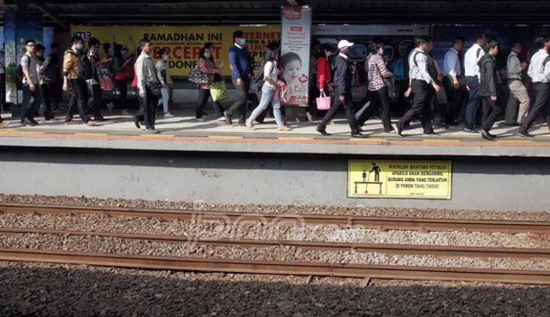 Pekerja kantoran saat turun dari KRL di Stasiun Sudirman, Jakarta, Senin (11/7). Hari ini merupakan hari pertama masuk kerja setelah libur lebaran 2016. Foto : Ricardo/JPNN.com - JPNN.com