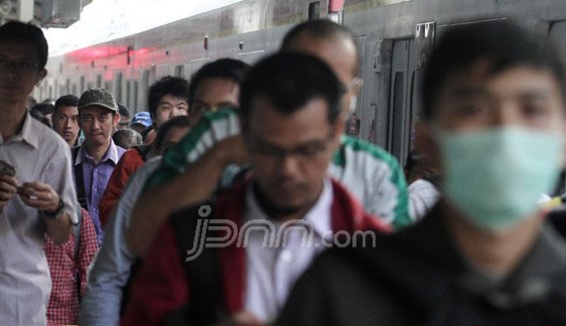 Pekerja kantoran saat turun dari KRL di Stasiun Sudirman, Jakarta, Senin (11/7). Hari ini merupakan hari pertama masuk kerja setelah libur lebaran 2016. Foto : Ricardo/JPNN.com - JPNN.com