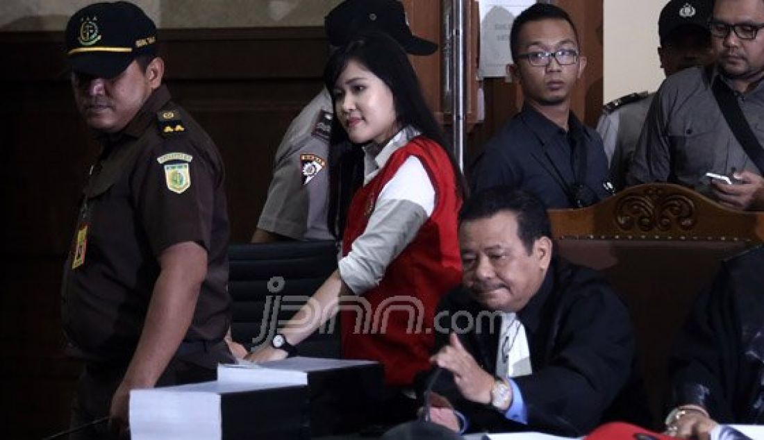 Terdakwa kasus pembunuhan berencana kepada teman kuliahnya, Wayan Mirna Salihin, Jessica Kumala Wongso menjalani sidang lanjutan di Pengadilan Negeri Jakarta Pusat, Jakarta, Selasa (12/7). Sidang tersebut mendengarkan keterangan saksi Suami Wayan Mirna Salihin, Arief Sumarko, Ayah Mirna, Darmawan Salihin dan saudara kembar Mirna, Arief Sumarko. Foto : Ricardo/JPNN.com - JPNN.com