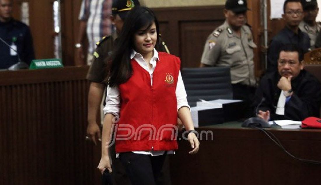 Terdakwa kasus pembunuhan berencana kepada teman kuliahnya, Wayan Mirna Salihin, Jessica Kumala Wongso menjalani sidang lanjutan di Pengadilan Negeri Jakarta Pusat, Jakarta, Selasa (12/7). Sidang tersebut mendengarkan keterangan saksi Suami Wayan Mirna Salihin, Arief Sumarko, Ayah Mirna, Darmawan Salihin dan saudara kembar Mirna, Arief Sumarko. Foto : Ricardo/JPNN.com - JPNN.com