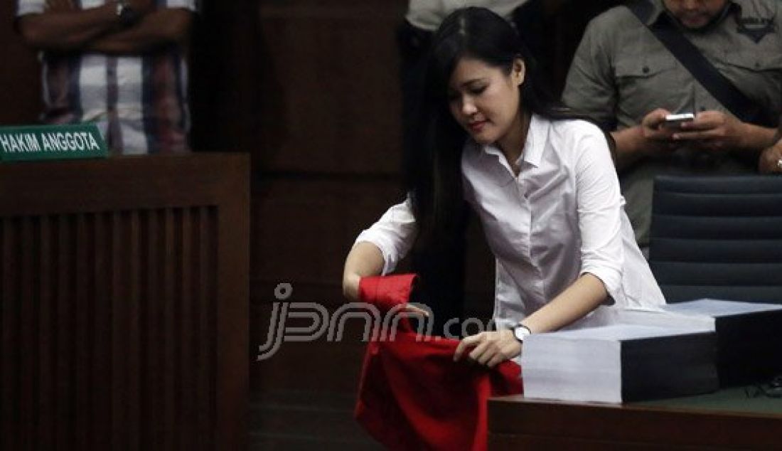 Terdakwa kasus pembunuhan berencana kepada teman kuliahnya, Wayan Mirna Salihin, Jessica Kumala Wongso menjalani sidang lanjutan di Pengadilan Negeri Jakarta Pusat, Jakarta, Selasa (12/7). Sidang tersebut mendengarkan keterangan saksi Suami Wayan Mirna Salihin, Arief Sumarko, Ayah Mirna, Darmawan Salihin dan saudara kembar Mirna, Arief Sumarko. Foto : Ricardo/JPNN.com - JPNN.com