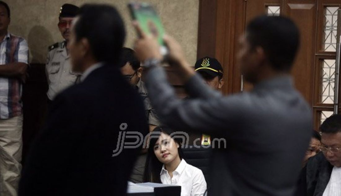 Terdakwa kasus pembunuhan berencana kepada teman kuliahnya, Wayan Mirna Salihin, Jessica Kumala Wongso menjalani sidang lanjutan di Pengadilan Negeri Jakarta Pusat, Jakarta, Selasa (12/7). Sidang tersebut mendengarkan keterangan saksi Suami Wayan Mirna Salihin, Arief Sumarko, Ayah Mirna, Darmawan Salihin dan saudara kembar Mirna, Arief Sumarko. Foto : Ricardo/JPNN.com - JPNN.com